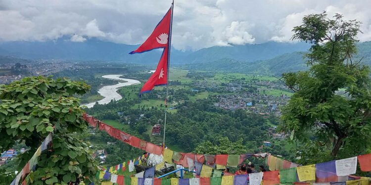 एक्लेडाडाँमा रहेको जीर्ण नेपालको झण्डा फेरीयो