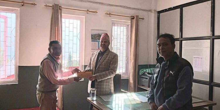 प्रधानमन्त्रीलाई तनहुँबाट विप्लबको ज्ञापन पत्र