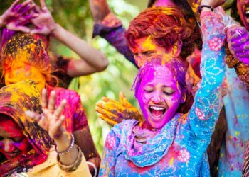 उल्लासकासाथ होली पर्व मनाइँदै