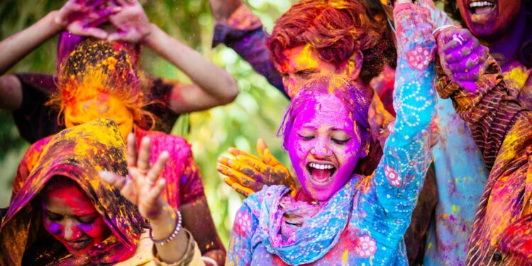 उल्लासकासाथ होली पर्व मनाइँदै