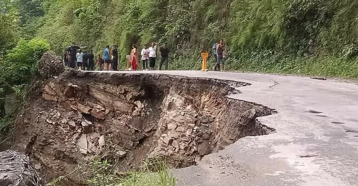 सडक भाँसिदा सवारी आवतजावत अबरुद्ध