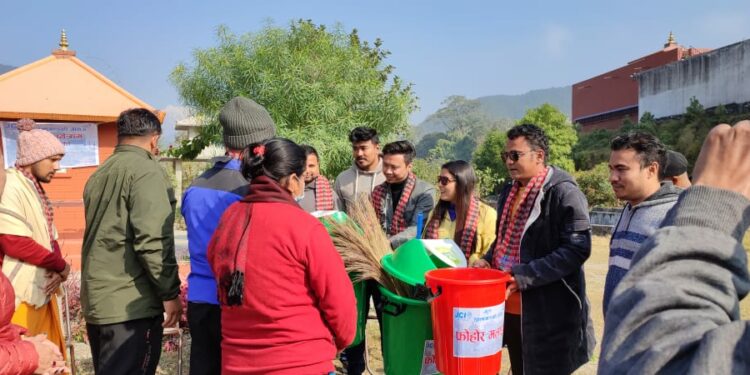 जेसिजद्धारा च्यवनधामलाई डस्टविन वितरण
