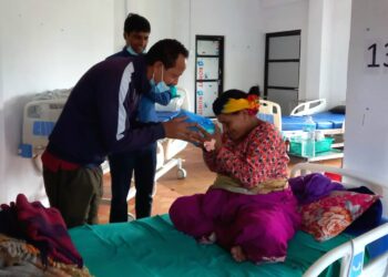 संविधान दिवसको अवसरमा बिरामीलाई फलफूल वितरण