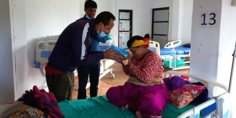 संविधान दिवसको अवसरमा बिरामीलाई फलफूल वितरण