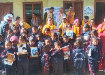 ग्रामिण क्षेत्रका विद्यार्थीलाई न्यानो कपडा