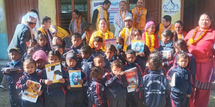 ग्रामिण क्षेत्रका विद्यार्थीलाई न्यानो कपडा