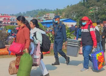 निर्वाचन सामग्रीसहित मतदान स्थलमा खटिए कर्मचारी