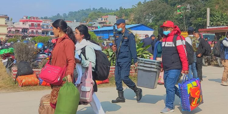 निर्वाचन सामग्रीसहित मतदान स्थलमा खटिए कर्मचारी