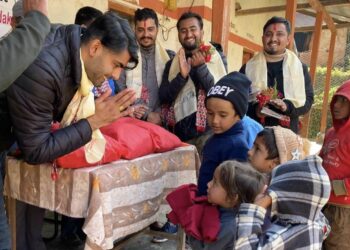 विद्यार्थीलाई न्यानो कपडा वितरण