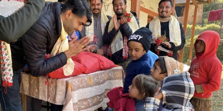 विद्यार्थीलाई न्यानो कपडा वितरण