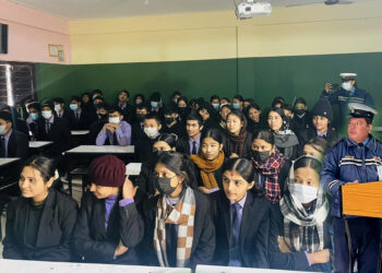 विद्यार्थीलाई ट्राफिक नियम सिकाउदै ट्राफिक प्रहरी