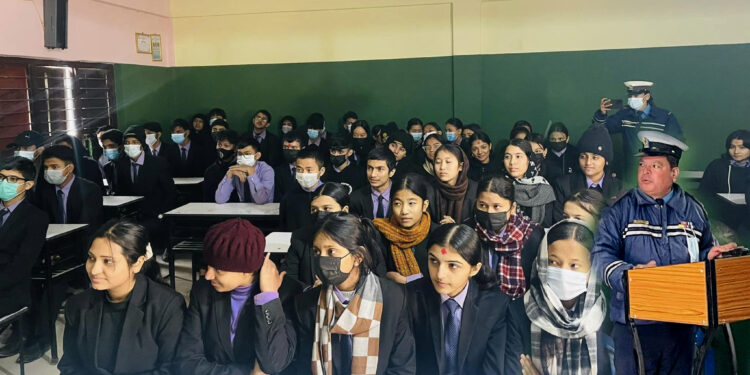 विद्यार्थीलाई ट्राफिक नियम सिकाउदै ट्राफिक प्रहरी