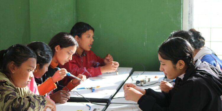 विद्यार्थीलाई व्यवहारिक सिप सिकाउदै पञ्चमुनी