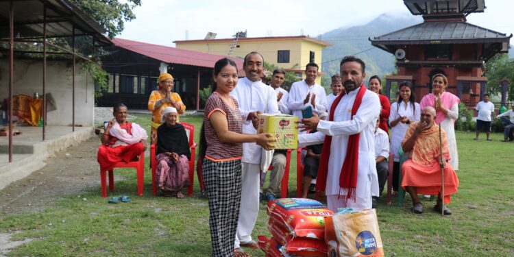 योग दिवसको अवसरमा वृद्धाश्रममा खाद्यान्न सहयोग
