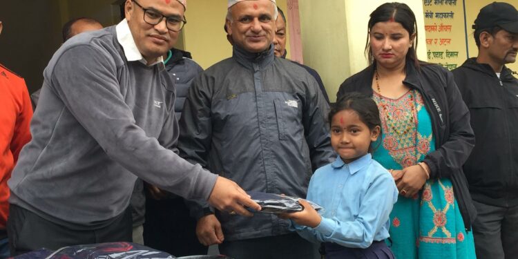 सहकारीद्धारा विद्यार्थीलाई न्यानो कपडा वितरण