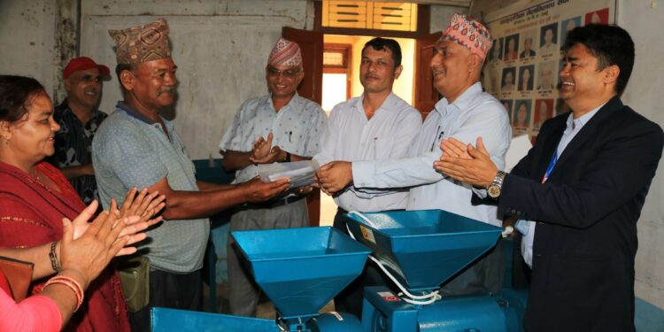 कृषकलाई अनुदानमा कृषि उपकरण वितरण