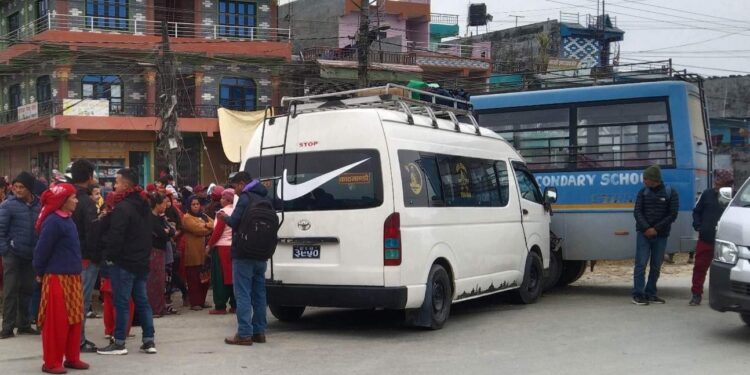 पञ्चमुनिदेव माविको बसलाई माईको बसले दियो ठक्कर