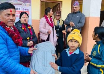 लायन्सद्वार विद्यार्थीलाई न्यानो कपडा वितरण