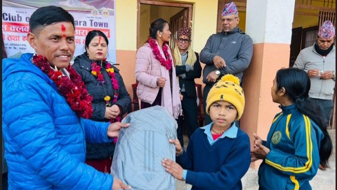 लायन्सद्वार विद्यार्थीलाई न्यानो कपडा वितरण