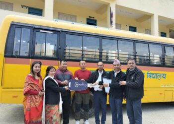 सामुदायिक विद्यालयलाई स्कुल बस हस्तान्तरण