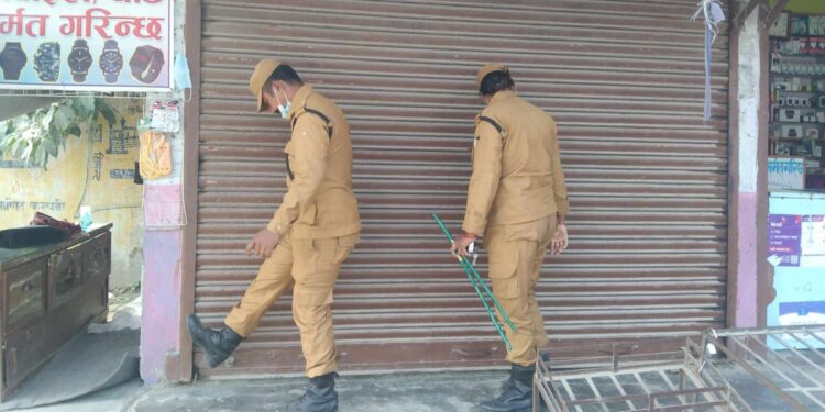 नगरपालिकाले लगायो सटरमा ताल्चा