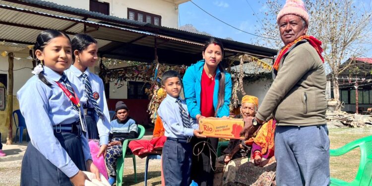 जन्मदिनको अवसरमा वृद्धाश्रममा खाद्यान्न सहयोग