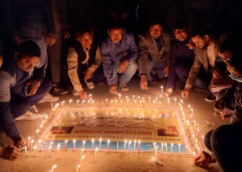 विमान दुर्घटनामा मृत्यु हुनेकाे सम्झनामा दुलेगौंडामा दीप प्रज्वलन