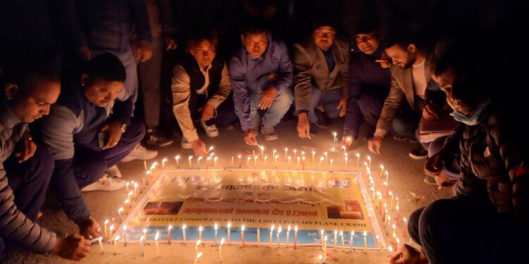 विमान दुर्घटनामा मृत्यु हुनेकाे सम्झनामा दुलेगौंडामा दीप प्रज्वलन