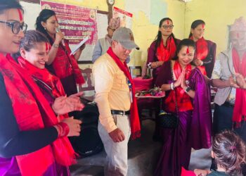 विद्यार्थीलाई पोशाक र शैक्षिक सामग्री वितरण