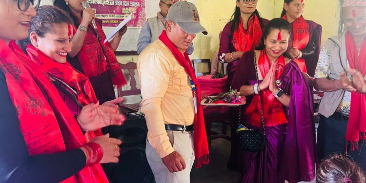 विद्यार्थीलाई पोशाक र शैक्षिक सामग्री वितरण
