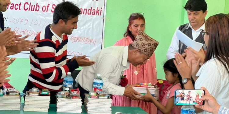 ५ विद्यार्थीलाई मासिक १ हजार