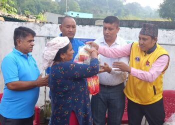 लायन्सद्धारा विपन्न नागरिकलाई खाद्यान्न वितरण