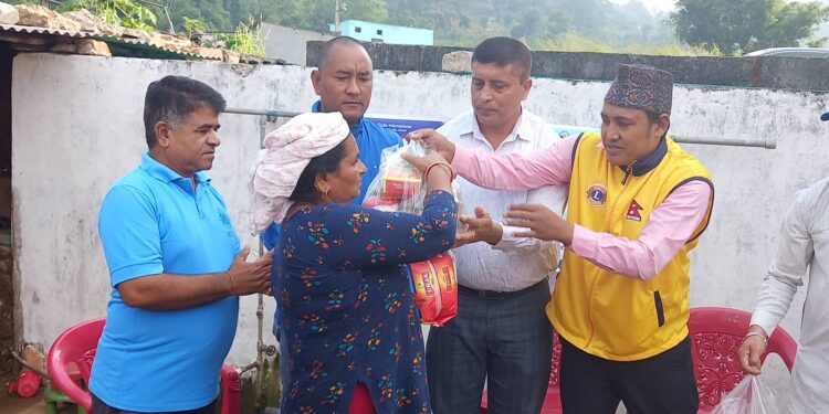 लायन्सद्धारा विपन्न नागरिकलाई खाद्यान्न वितरण