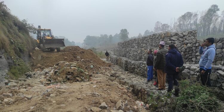 बजारबाट निस्केको ठोस फोहोर व्यवस्थापन गर्दै नगरपालिका