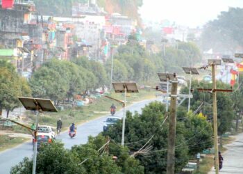 बल्न छाडे सडकका सोलार बत्ती (भिडियो सहित)