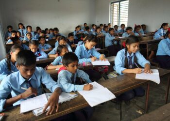 गर्मीले विद्यार्थी विरामी हुन थालेपछि विद्यालय बन्द