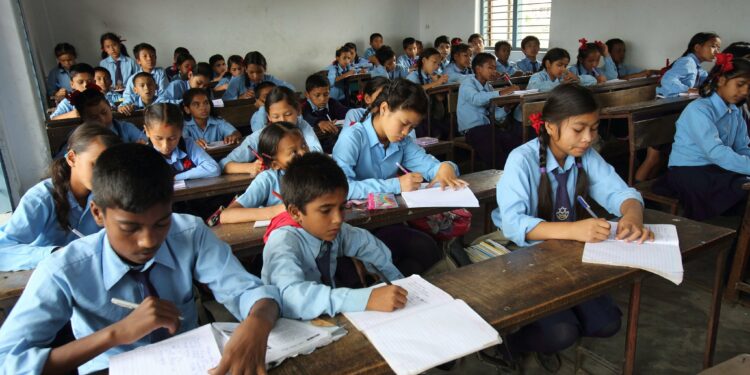 गर्मीले विद्यार्थी विरामी हुन थालेपछि विद्यालय बन्द