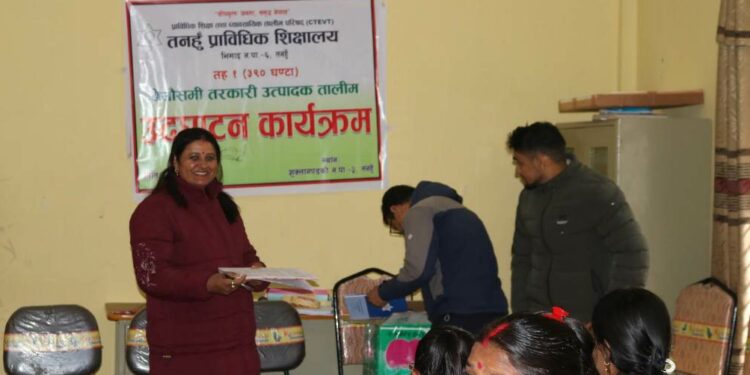 कृषकलाई बेमौसमी तरकारी उत्पादक तालिम
