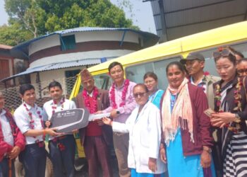 सूर्य नेपालले दियो स्वास्थ्य चौकीलाई एम्बुलेन्स