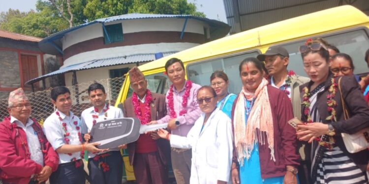 सूर्य नेपालले दियो स्वास्थ्य चौकीलाई एम्बुलेन्स