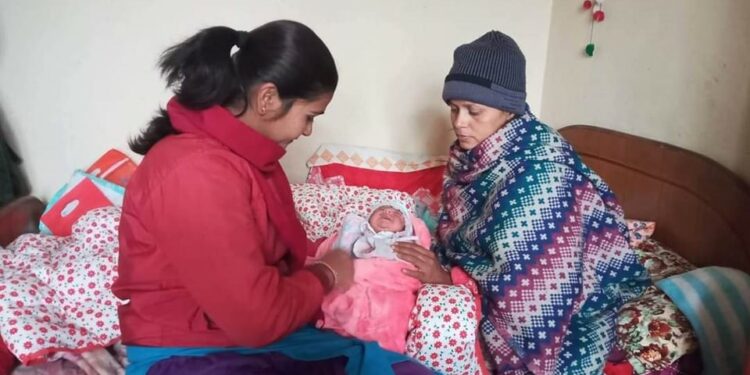 घरमै सुत्केरी आमा र बच्चाको स्वास्थ जाँच