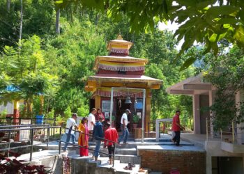 प्रसिद्ध धार्मिक स्थल तीनखोलेदेवी