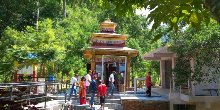 प्रसिद्ध धार्मिक स्थल तीनखोलेदेवी