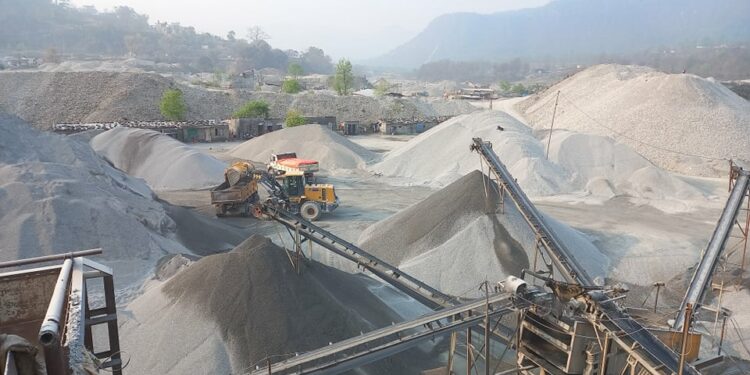 क्रसर हटाउन अग्रसर बन्दै स्थानीय
