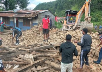 विपतपिडीत गुरुङको घर निर्माणका लागि वाईसीएल र माओवादि केन्द्रको श्रमदान