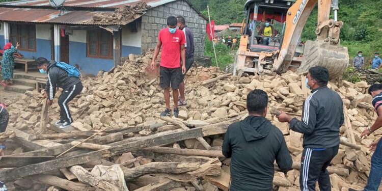 विपतपिडीत गुरुङको घर निर्माणका लागि वाईसीएल र माओवादि केन्द्रको श्रमदान
